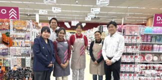 H-Martラングレー店内にダイソーがオープン DAISOカナダのスタッフが揃って、H-Martラングレー店で。写真提供 H-Mart。