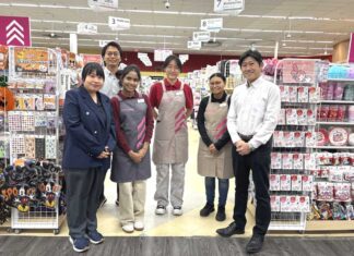 H-Martラングレー店内にダイソーがオープン DAISOカナダのスタッフが揃って、H-Martラングレー店で。写真提供 H-Mart。