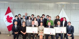 カナダ日系文化会館JERFから東北3大学に各1000万円寄付 高円宮妃久子さま(前列中央)を囲んで記念撮影。後列はこの日の式典に参加した基金の支援を受けた元学生たち。2025年5月22日、東京。撮影 三島直美/日加トゥデイ