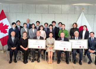 カナダ日系文化会館JERFから東北3大学に各1000万円寄付 高円宮妃久子さま(前列中央)を囲んで記念撮影。後列はこの日の式典に参加した基金の支援を受けた元学生たち。2025年5月22日、東京。撮影 三島直美/日加トゥデイ