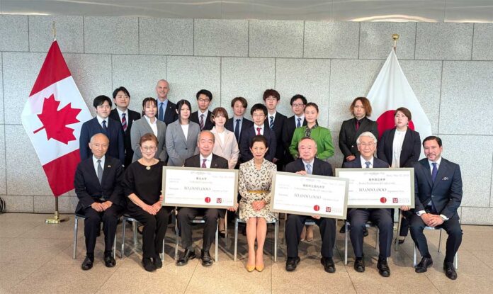 高円宮妃久子さま（前列中央）を囲んで記念撮影。後列はこの日の式典に参加した基金の支援を受けた元学生たち。2025年5月22日、東京。撮影　三島直美／日加トゥデイ