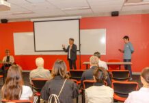 建友会2025年9月講演会 建友会松原会長のあいさつ。2025年9月2日、バンクーバー市。写真 建友会