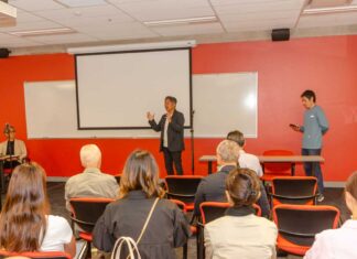 建友会2025年9月講演会 建友会松原会長のあいさつ。2025年9月2日、バンクーバー市。写真 建友会