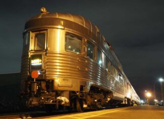 「カナダ“乗り鉄”の旅」第29回 大陸横断列車の至福体験にも、隣の芝生は青く見える一角!驚愕の「VIPコーナー」とは シリーズ「カナディアン」【3】 カナダ西部アルバータ州エドモントン駅に停車中のVIA鉄道カナダの列車「カナディアン」(大塚圭一郎撮影)