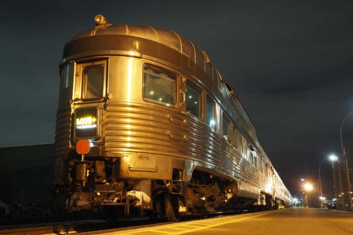 カナダ西部アルバータ州エドモントン駅に停車中のＶＩＡ鉄道カナダの列車「カナディアン」（大塚圭一郎撮影）