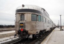 「カナダ“乗り鉄”の旅」第28回 夢見心地の車中泊体験、それでも「古希」の客車にはサプライズが… シリーズ「カナディアン」【2】 VIA鉄道カナダの「カナディアン」の最後尾に連結された展望車(大塚圭一郎撮影)