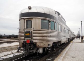 「カナダ“乗り鉄”の旅」第28回 夢見心地の車中泊体験、それでも「古希」の客車にはサプライズが… シリーズ「カナディアン」【2】 VIA鉄道カナダの「カナディアン」の最後尾に連結された展望車(大塚圭一郎撮影)