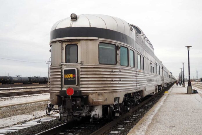 ＶＩＡ鉄道カナダの「カナディアン」の最後尾に連結された展望車（大塚圭一郎撮影）
