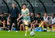 岡本フル出場、ライズFCはカルガリーに圧勝  前にパスを繋ぐ岡本。後ろで立ち上がって見守るのはアンニャ・ハイナー=モラー監督。2025年9月6日、バーナビー市スワンガード・スタジアム。Photo by Koichi Saito/japan Canada Today