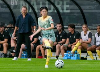 岡本フル出場、ライズFCはカルガリーに圧勝 前にパスを繋ぐ岡本。後ろで立ち上がって見守るのはアンニャ・ハイナー=モラー監督。2025年9月6日、バーナビー市スワンガード・スタジアム。Photo by Koichi Saito/japan Canada Today