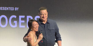 トロント国際映画祭で「レンタルファミリー」上映 HIKARI監督とブレンダン・フレイザーさんが登壇 トロント国際映画祭(TIFF)上映後、舞台あいさつに登場し大きな喝采を受けたHIKARI監督(左)とフレイザーさん。2025年9月6日、オンタリオ州トロント市。撮影 Miyai Michiru/日加トゥデイ