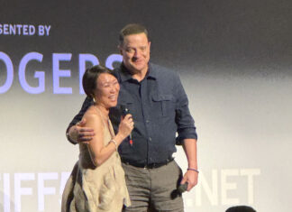 トロント国際映画祭で「レンタルファミリー」上映 HIKARI監督とブレンダン・フレイザーさんが登壇 トロント国際映画祭(TIFF)上映後、舞台あいさつに登場し大きな喝采を受けたHIKARI監督(左)とフレイザーさん。2025年9月6日、オンタリオ州トロント市。撮影 Miyai Michiru/日加トゥデイ