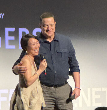 トロント国際映画祭で「レンタルファミリー」上映 HIKARI監督とブレンダン・フレイザーさんが登壇 トロント国際映画祭(TIFF)上映後、舞台あいさつに登場し大きな喝采を受けたHIKARI監督(左)とフレイザーさん。2025年9月6日、オンタリオ州トロント市。撮影 Miyai Michiru/日加トゥデイ