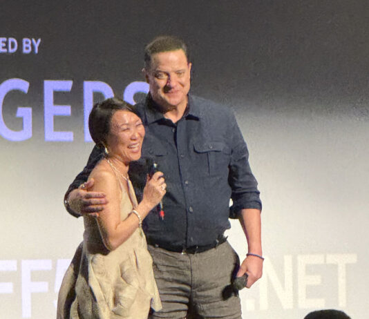トロント国際映画祭で「レンタルファミリー」上映 HIKARI監督とブレンダン・フレイザーさんが登壇 トロント国際映画祭(TIFF)上映後、舞台あいさつに登場し大きな喝采を受けたHIKARI監督(左)とフレイザーさん。2025年9月6日、オンタリオ州トロント市。撮影 Miyai Michiru/日加トゥデイ