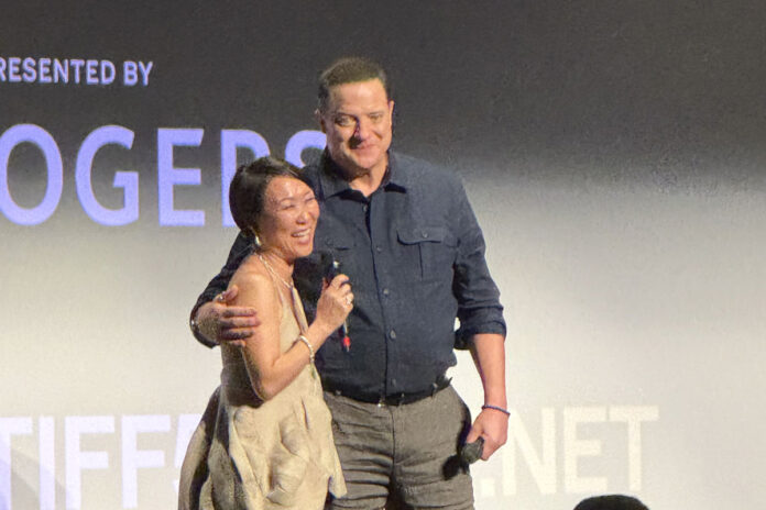 トロント国際映画祭（TIFF）上映後、舞台あいさつに登場し大きな喝采を受けたHIKARI監督（左）とフレイザーさん。2025年9月6日、オンタリオ州トロント市。撮影　Miyai Michiru／日加トゥデイ