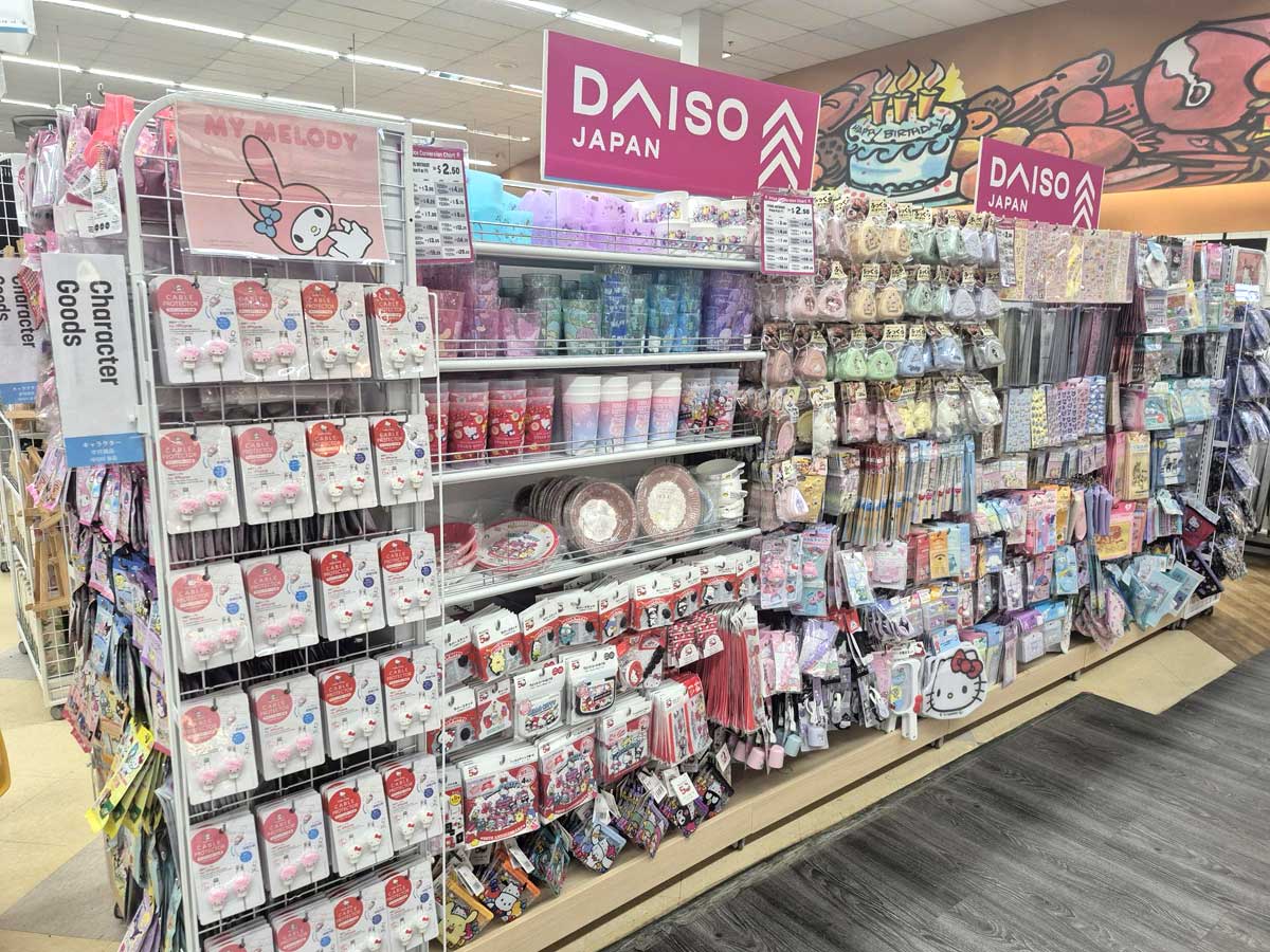 「キッチン用品や文具などの生活必需品に加えて、各種公式キャラクターグッズも豊富に品揃えしています」というH-Martラングレー店内。写真提供　H-Mart