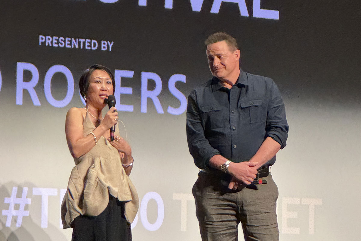 トロント国際映画祭（TIFF）で舞台に現れ、質問に答えるHIKARI監督（左）と主演のブレンダン・フレイザーさん。2025年9月6日、オンタリオ州トロント市。撮影　Miyai Michiru／日加トゥデイ