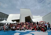 カナダ観光局、「自然体」な魅力発信の新ブランドをアジアでも ロリーCMOが大阪市で講演、脳科学者の茂木健一郎も 2025年大阪・関西万博のカナダ館前に立つアジア地域セールスミッションの代表団ら(カナダ観光局提供)