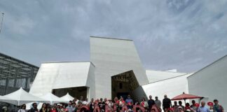 カナダ観光局、「自然体」な魅力発信の新ブランドをアジアでも ロリーCMOが大阪市で講演、脳科学者の茂木健一郎も 2025年大阪・関西万博のカナダ館前に立つアジア地域セールスミッションの代表団ら(カナダ観光局提供)