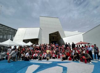 カナダ観光局、「自然体」な魅力発信の新ブランドをアジアでも ロリーCMOが大阪市で講演、脳科学者の茂木健一郎も 2025年大阪・関西万博のカナダ館前に立つアジア地域セールスミッションの代表団ら(カナダ観光局提供)