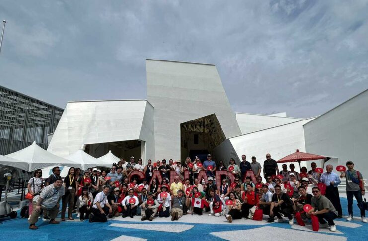 カナダ観光局、「自然体」な魅力発信の新ブランドをアジアでも ロリーCMOが大阪市で講演、脳科学者の茂木健一郎も 2025年大阪・関西万博のカナダ館前に立つアジア地域セールスミッションの代表団ら(カナダ観光局提供)