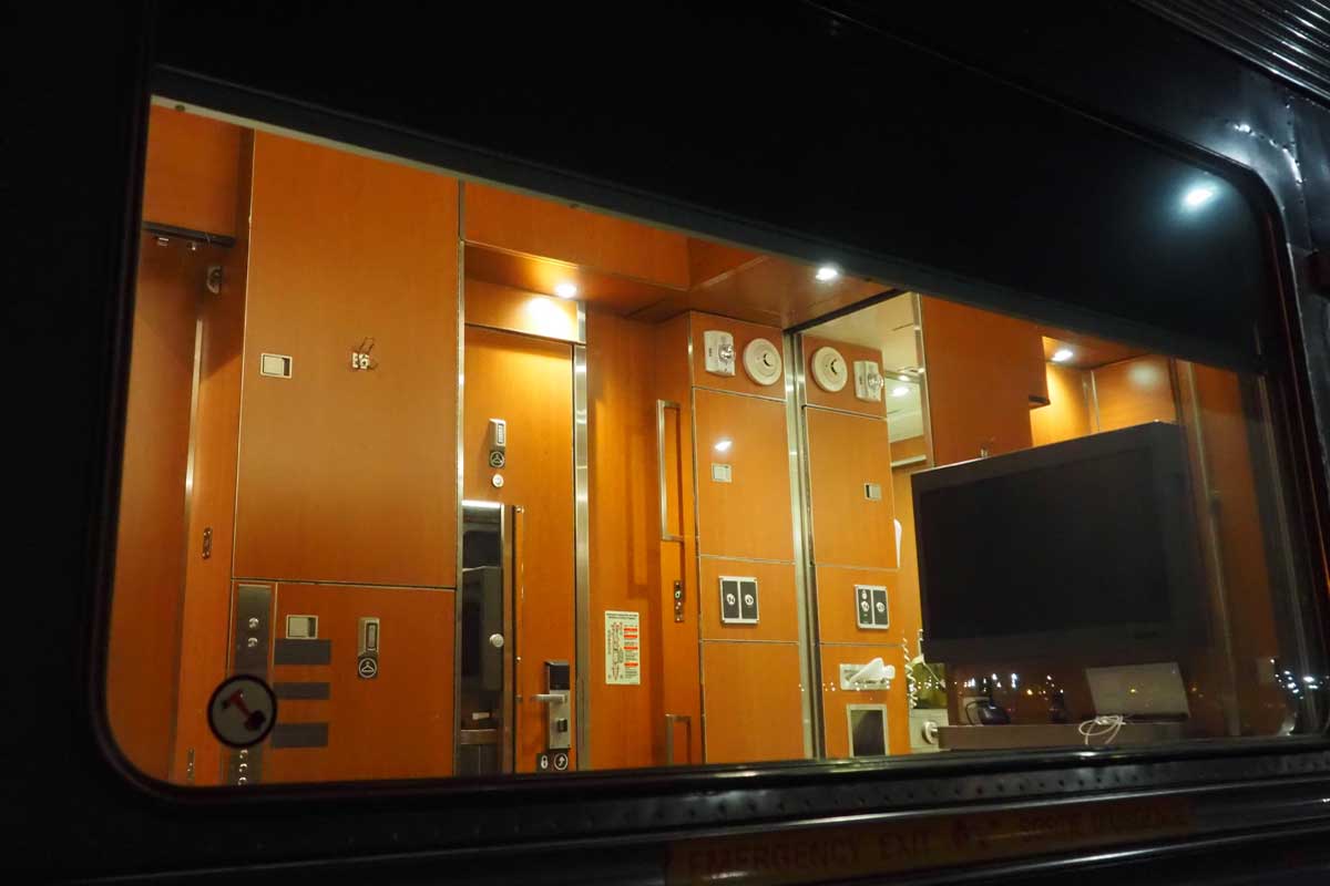 外から見たVIA鉄道カナダの列車「カナディアン」の「プレスティージ寝台車クラス」の客室(大塚圭一郎撮影)