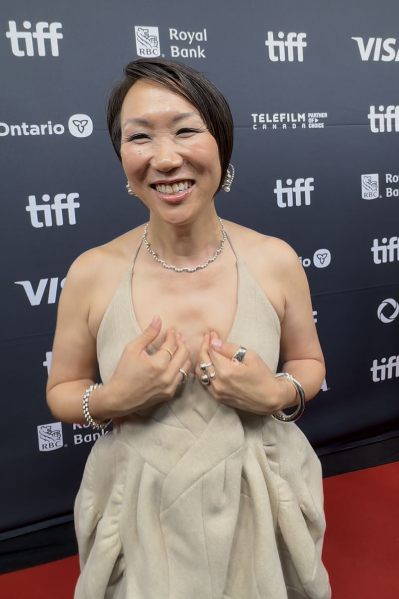 トロント国際映画祭（TIFF）レッドカーペットで日加トゥデイのインタビューに答えるHikari監督。2025年9月6日、オンタリオ州トロント市。撮影　Miyai Michiru／日加トゥデイ