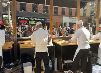 トロント国際映画祭でドキュメンタリー映画「I’m Still Single」上映「カナダで初のミシュラン2つ星を獲得した寿司職人、齋藤正樹さんを追う」 上映会場外に設置されたすしカウンターでは無料のすしが配られた。2025年9月5日、オンタリオ州トロント市。撮影 Miyai Michiru/日加トゥデイ