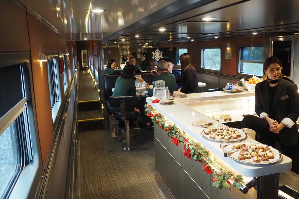 VIA鉄道カナダの列車「カナディアン」のパークカーにある「ミューラルラウンジ」(大塚圭一郎撮影)