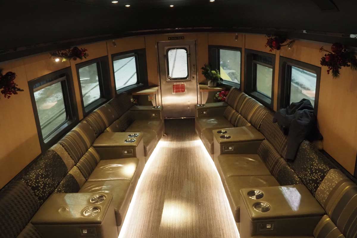 VIA鉄道カナダの列車「カナディアン」のパークカーの最後尾に並べられたソファ(大塚圭一郎撮影)