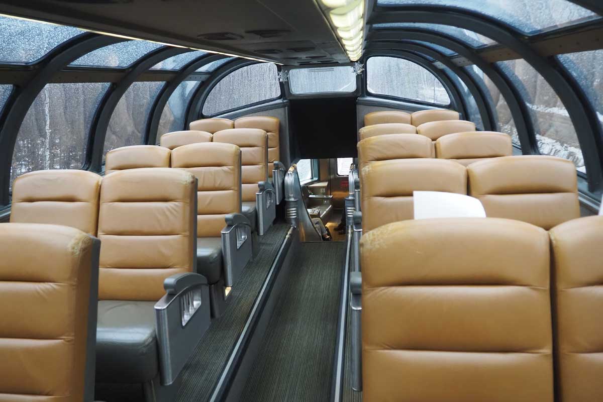 VIA鉄道カナダの列車「カナディアン」のパークカーの2階にある展望用座席(大塚圭一郎撮影)