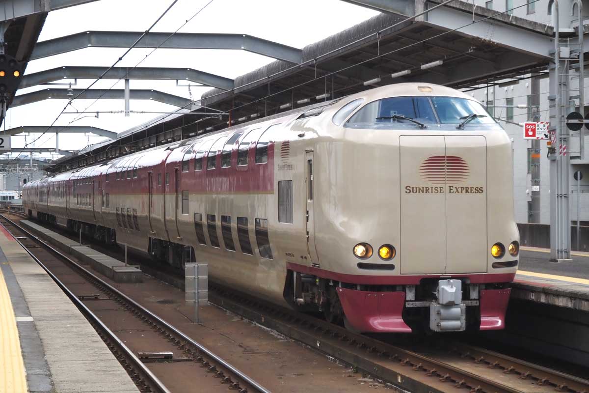 日本最後の定期寝台列車の「サンライズエクスプレス」(大塚圭一郎撮影)