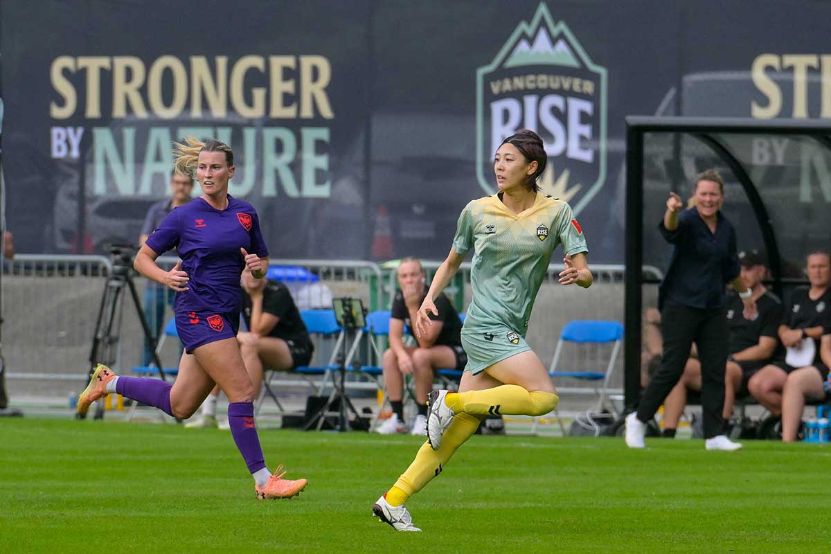 左サイドから上がっていく岡本選手。カルガリー・ワイルドFC戦。2025年9月6日、スワンガードスタジアム。撮影 斉藤光一/日加トゥデイ