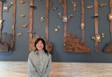 サイモンフレーザー大学に「マリアン&エドワード・ギブソン美術館」開館 望月シンディーさんらカナダを代表するアーティスト15人による記念展開催 アーティストの望月シンディーさん、作品「Arboreal Time」とともに。2025年9月19日、バーナビー市。撮影 古川紋/日加トゥデイ