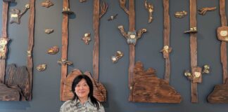 サイモンフレーザー大学に「マリアン&エドワード・ギブソン美術館」開館 望月シンディーさんらカナダを代表するアーティスト15人による記念展開催 アーティストの望月シンディーさん、作品「Arboreal Time」とともに。2025年9月19日、バーナビー市。撮影 古川紋/日加トゥデイ