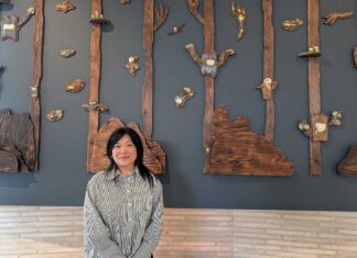 サイモンフレーザー大学に「マリアン&エドワード・ギブソン美術館」開館 望月シンディーさんらカナダを代表するアーティスト15人による記念展開催 アーティストの望月シンディーさん、作品「Arboreal Time」とともに。2025年9月19日、バーナビー市。撮影 古川紋/日加トゥデイ