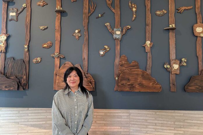 1_SFU-Museum_2025-9 アーティストの望月シンディーさん、作品「Arboreal Time」とともに。2025年9月19日、バーナビー市。撮影 古川紋/日加トゥデイ