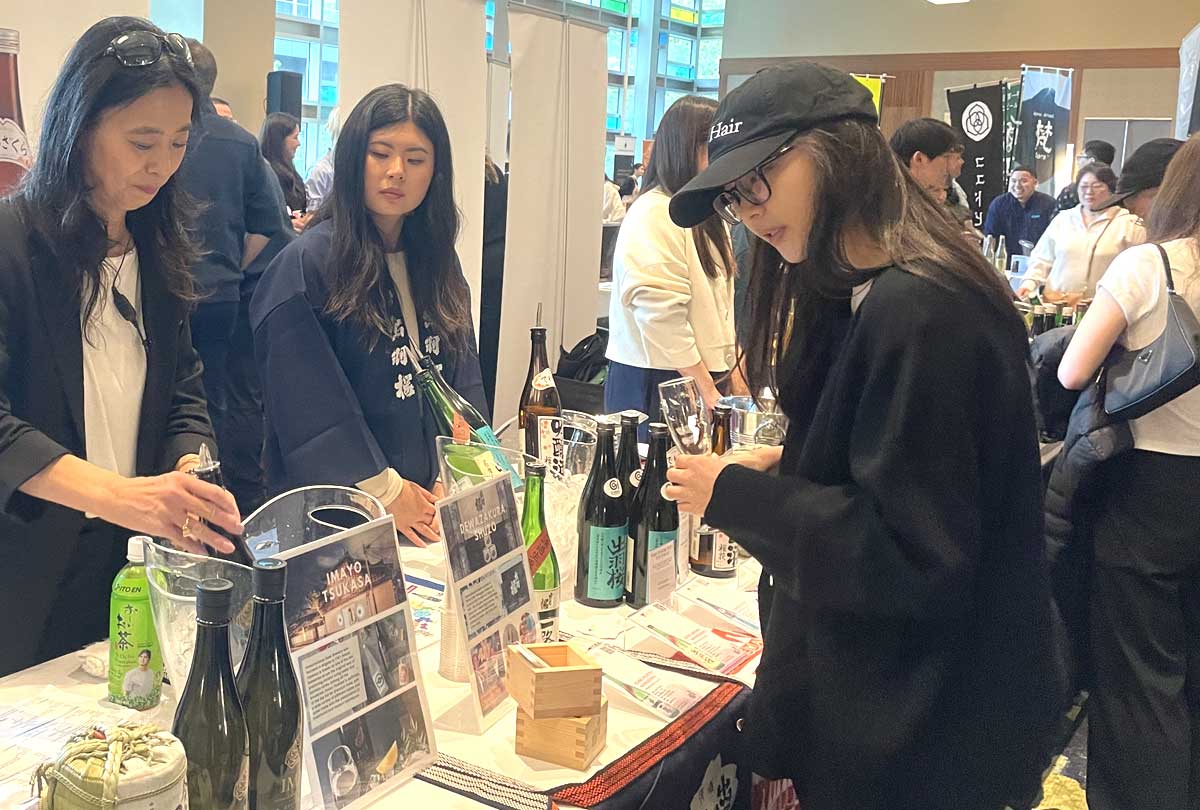 出羽桜のブース。2025年10月9日、バンクーバー市。撮影　田上麻里亜／日加トゥデイ