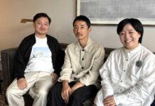 映画「西海楽園」の鶴岡慧子監督、出演者にインタビュー「故郷で感じる人の温もりを描いた癒しの物語」バンクーバー国際映画祭で上映 右から鶴岡慧子監督、出演俳優の柳谷一成さん、上原大生さん。2025年10月11日、バンクーバー市。Photo by Michiru Miyai/Japan Canada Today