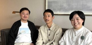 映画「西海楽園」の鶴岡慧子監督、出演者にインタビュー「故郷で感じる人の温もりを描いた癒しの物語」バンクーバー国際映画祭で上映 右から鶴岡慧子監督、出演俳優の柳谷一成さん、上原大生さん。2025年10月11日、バンクーバー市。Photo by Michiru Miyai/Japan Canada Today