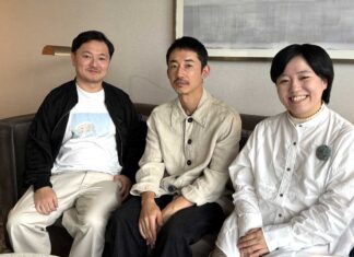 映画「西海楽園」の鶴岡慧子監督、出演者にインタビュー「故郷で感じる人の温もりを描いた癒しの物語」バンクーバー国際映画祭で上映 右から鶴岡慧子監督、出演俳優の柳谷一成さん、上原大生さん。2025年10月11日、バンクーバー市。Photo by Michiru Miyai/Japan Canada Today