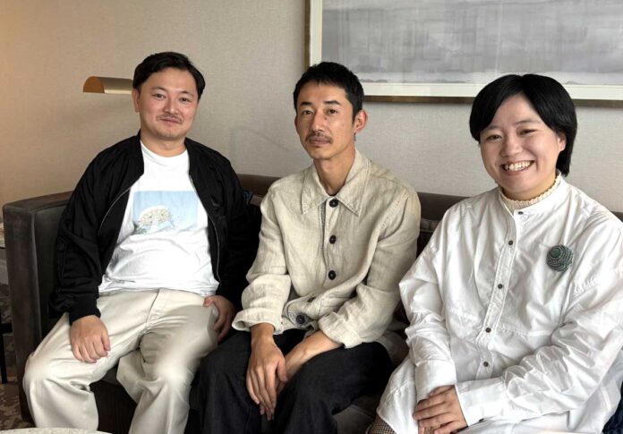 右から鶴岡慧子監督、出演俳優の柳谷一成さん、上原大生さん。2025年10月11日、バンクーバー市。Photo by Michiru Miyai/Japan Canada Today
