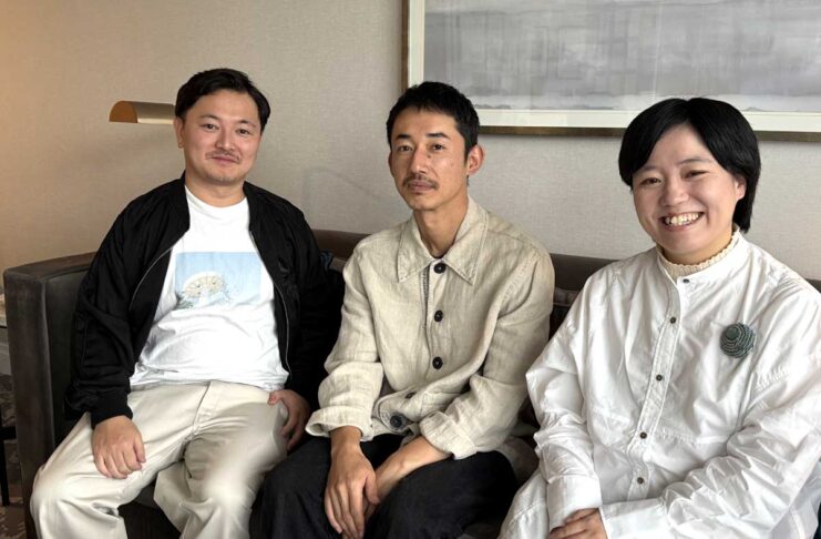 映画「西海楽園」の鶴岡慧子監督、出演者にインタビュー「故郷で感じる人の温もりを描いた癒しの物語」バンクーバー国際映画祭で上映 右から鶴岡慧子監督、出演俳優の柳谷一成さん、上原大生さん。2025年10月11日、バンクーバー市。Photo by Michiru Miyai/Japan Canada Today