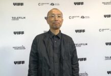 ジャンルを超えた芸術映画「粒子のダンス」岡博大監督インタビュー レッドカーペットに登場した岡博大監督。2025年10月9日、バンクーバー市。Photo by Jenna Park/Japan Canada Today