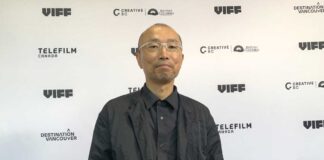 ジャンルを超えた芸術映画「粒子のダンス」岡博大監督インタビュー レッドカーペットに登場した岡博大監督。2025年10月9日、バンクーバー市。Photo by Jenna Park/Japan Canada Today