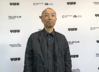 ジャンルを超えた芸術映画「粒子のダンス」岡博大監督インタビュー レッドカーペットに登場した岡博大監督。2025年10月9日、バンクーバー市。Photo by Jenna Park/Japan Canada Today