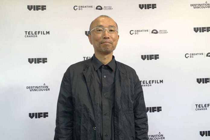 レッドカーペットに登場した岡博大監督。2025年10月10日、バンクーバー市。Photo by Jenna Park/Japan Canada Today
