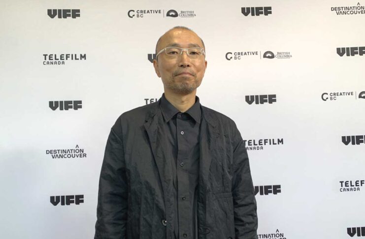 ジャンルを超えた芸術映画「粒子のダンス」岡博大監督インタビュー レッドカーペットに登場した岡博大監督。2025年10月9日、バンクーバー市。Photo by Jenna Park/Japan Canada Today