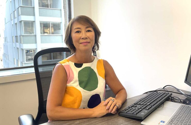 変わるカナダの移民政策とビザ厳格化、今求められる準備 Visa JP Canada Immigration Consulting Inc.の白石有紀さん。2025年9月、バンクーバー市内の事務所で。撮影 田上麻里亜/日加トゥデイ