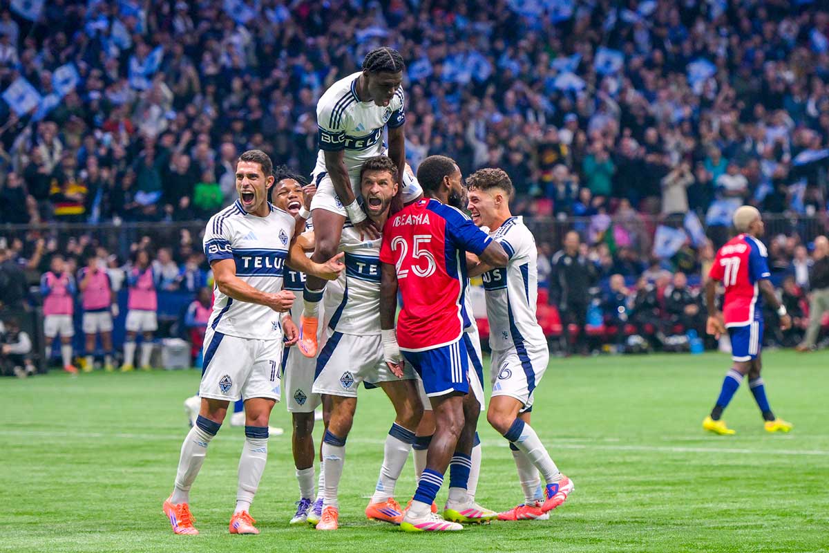 PKが決まった後、ミュラーの周りに集まり感情を爆発させるホワイトキャップス選手たち。 FCダラス戦。2025年10月26日、BCプレース。Photo by Saito Koichi/Japan Canada Today